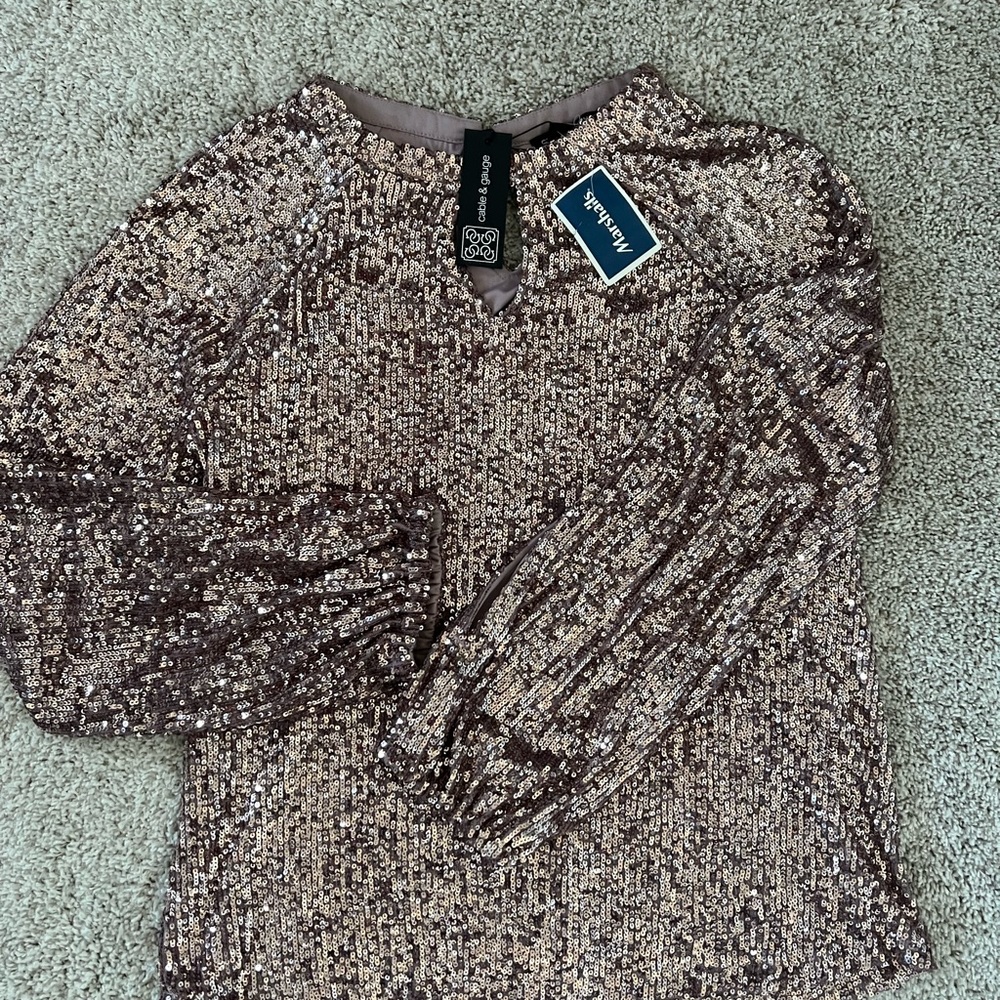 ⭐️ Firm Price ⭐️ Cable and gauge shimmery Medium top - Picture 3 of 9